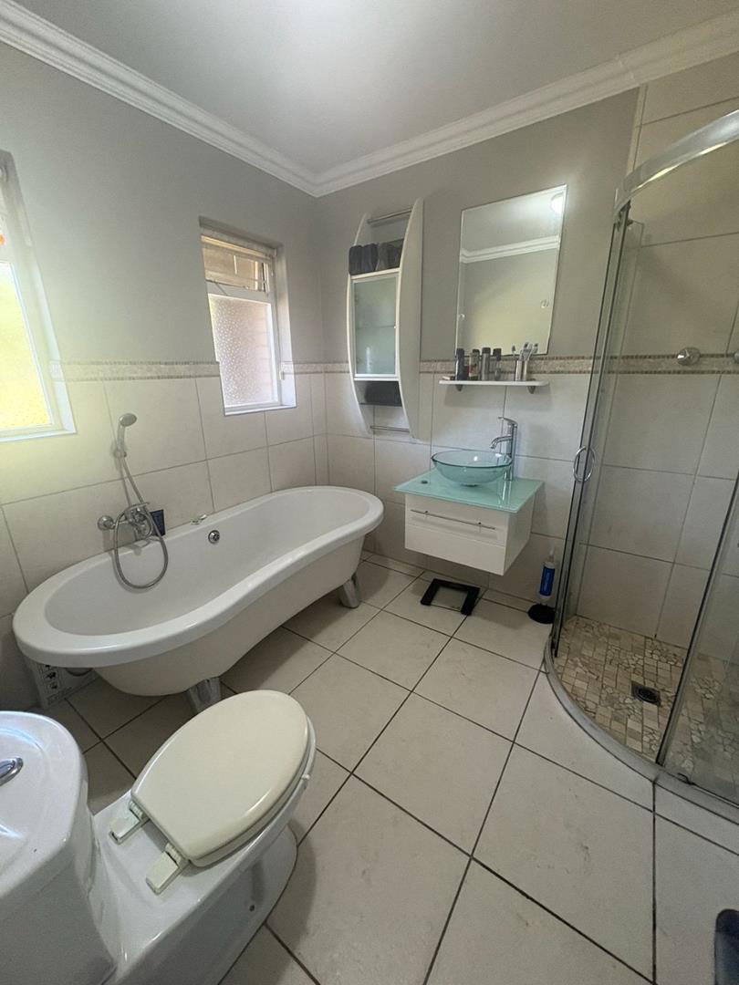 To Let 4 Bedroom Property for Rent in Loevenstein Western Cape